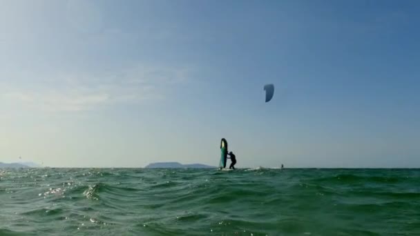 Lage Hoek Gezichtspunt Van Mens Proberen Evenwicht Vinden Kiteboard Vleugelfolie — Stockvideo