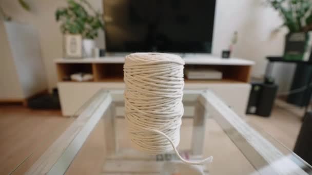 Boule Blanche Laine Décoration Restant Sur Une Table Canapé Coups — Video