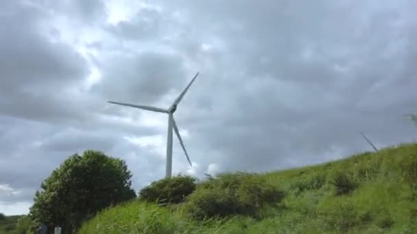 Olhando Para Cima Transformar Turbina Eólica Dia Nublado — Vídeo de Stock