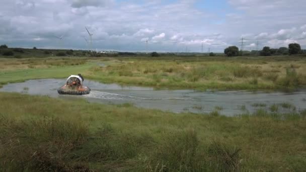 Hovercraft Pasando Través Tiro Sobre Agua Los Pastizales Con Turbina — Vídeos de Stock