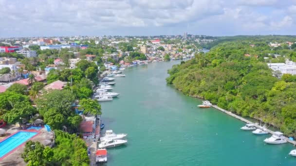 多米尼加共和国拉罗马纳的空中飞越港湾 在阳光灿烂的日子里 有停泊的船只和游艇停泊在那里 — 图库视频影像