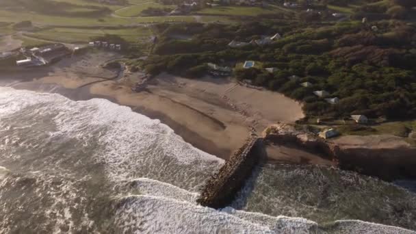 アルゼンチンのチャパダマル島のルナ ロハ海岸で波が砕けています 空中パノラマビュー — ストック動画