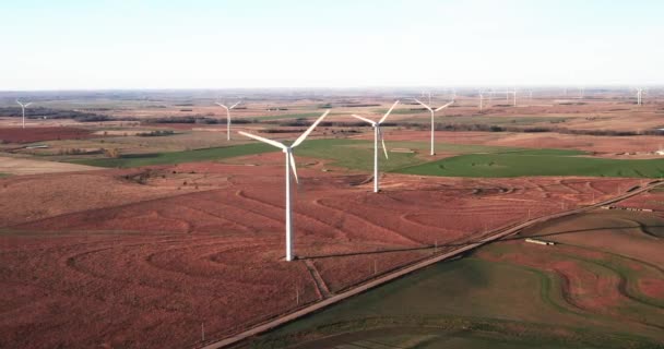 Ein Paar Windräder Drehen Sich Drohnenvideo Aufgenommen — Stockvideo