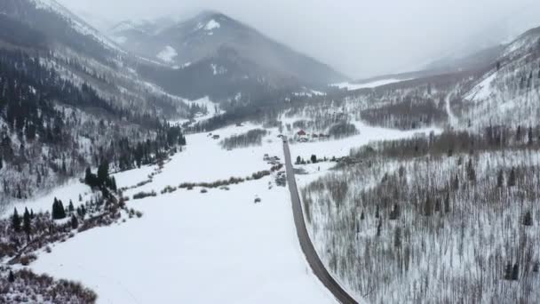 Asfalt Väg Majestätiska Bergslandskap Vintersäsongen Antenn Flyga Framåt Utsikt — Stockvideo