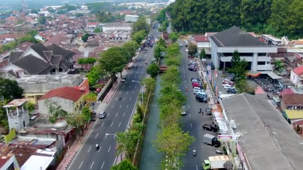 Avance Aéreo Sobre Canal Que Fluye Entre Las Carreteras Principales — Vídeos de Stock