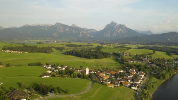 Vista Aérea Del Paisaje Montaña Ciudad Bávara Pedestal Abajo — Vídeo de stock