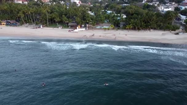 墨西哥Sayulita一名冲浪者和海滩生活的空对空无人机射击 — 图库视频影像