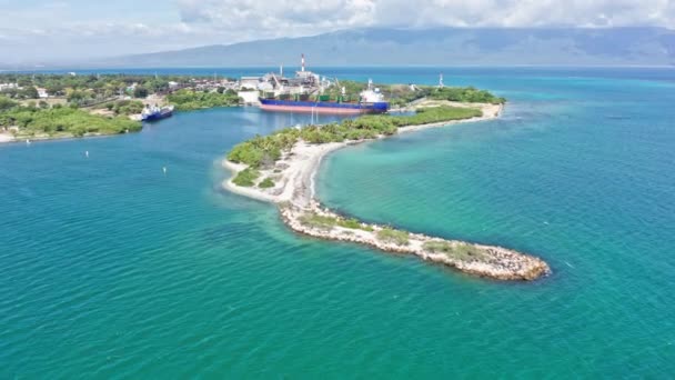 Grande Nave Trasporto Attraccata Porto Barahona Caraibi Aerea — Video Stock