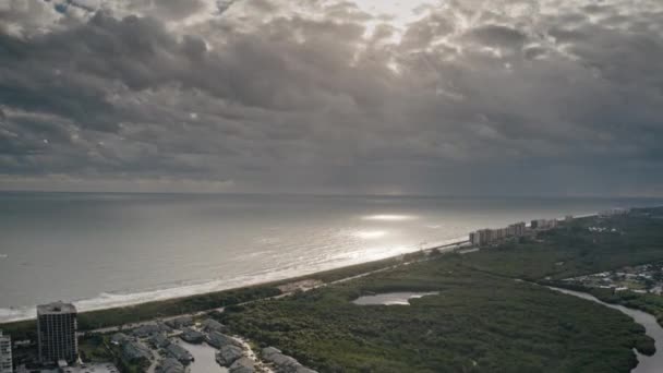 Воздушный Хронометраж Пляжа Межприбрежной Зоны Фор Пирсе Флорида Солнечными Лучами — стоковое видео
