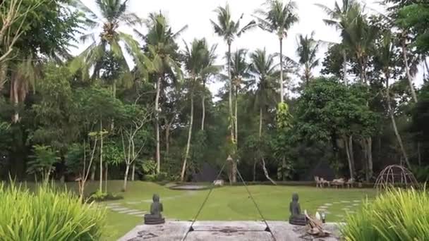 Taman Hijau Serene Lush Dengan Dekorasi Segitiga Piramida — Stok Video