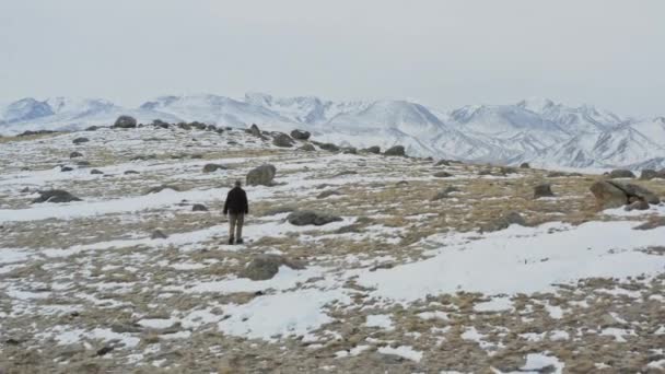 Eventyrlysten Mann Som Går Snøfjell Bortaladalen Xinjiang Vinteren – stockvideo