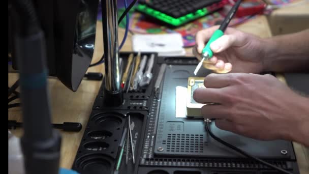 Hombre Reparando Taller Reparación Teléfonos Placa Microchip — Vídeo de stock