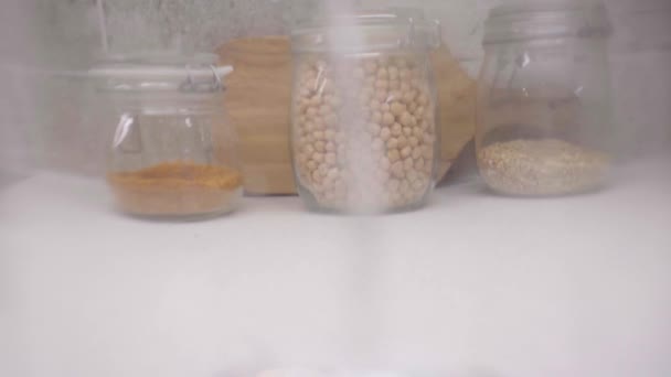 水を注ぐひよこ豆のビデオの前で — ストック動画