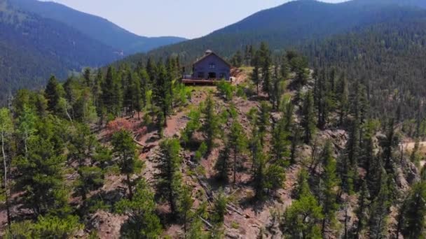 Cabaña Casa Solitaria Aislada Vasto Bosque Alpino Mountain Hill Peak — Vídeos de Stock