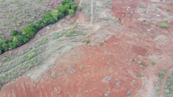 ドローン Mavic Air 2アフリカのサバンナ砂漠地帯の丘を飛ぶ アフリカの気候変動砂漠地帯 干ばつの季節にケニアの水のない場所を避ける — ストック動画