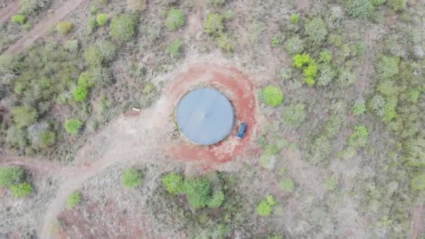 Drone Mavic Air Przelatujący Nad Wzgórzem Afrykańskiej Strefie Pustynnej Sawanny — Wideo stockowe