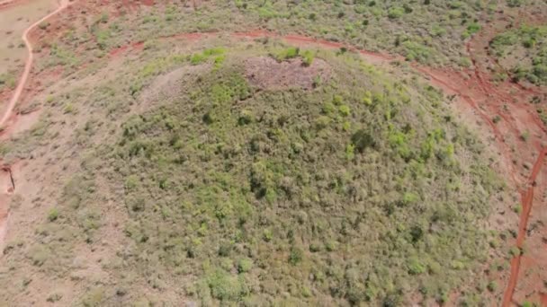 ドローン Mavic Air 2アフリカのサバンナ砂漠地帯の丘を飛ぶ アフリカの気候変動砂漠地帯 干ばつの季節にケニアの水のない場所を避ける — ストック動画