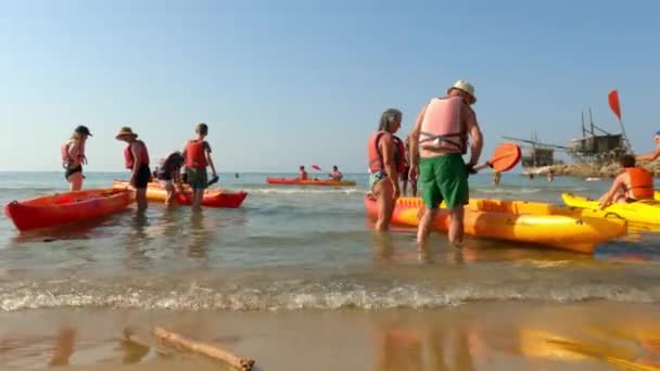 Grupo Turistas Férias Preparando Canoas Para Remar Dia Quente Verão — Vídeo de Stock
