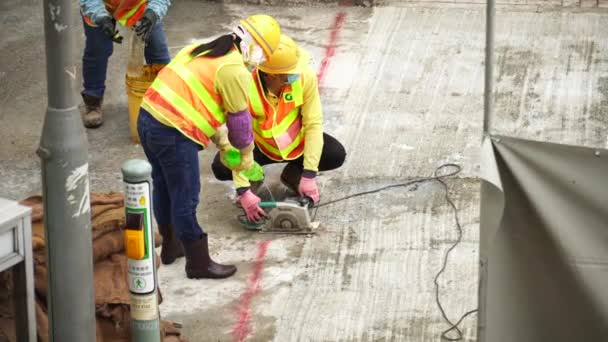 Asian Construction Workers Using Stone Saw Stone Cutting Markings — Stock Video