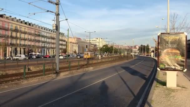 著名的历史性黄色有轨电车载满了从右到左平行行驶的乘客 7月24日 — 图库视频影像