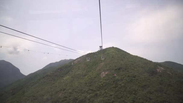 香港昂坪的缆车小木屋驶下青山 — 图库视频影像