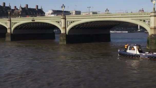 Thames Nehri Ndeki Westminster Köprüsü Boyunca Küçük Bir Gemi Yüzüyor — Stok video