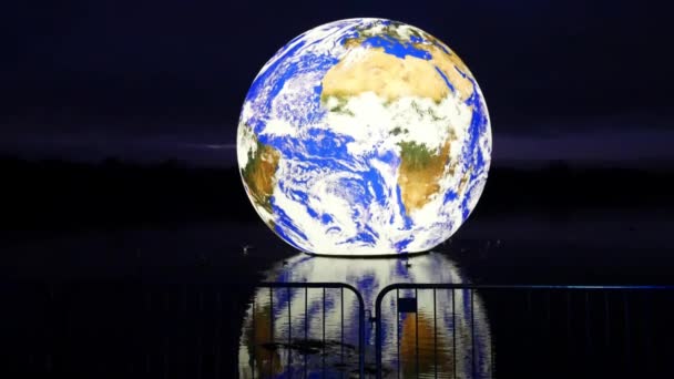 Luke Jarram Planète Illuminée Par Terre Flottante Réfléchissant Dans Eau — Video