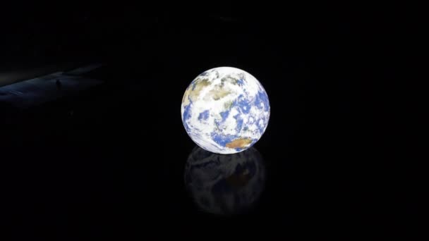 Luke Jarram Planeta Plutitoare Pământului Iluminată Reflectând Suprafața Lacului Care — Videoclip de stoc