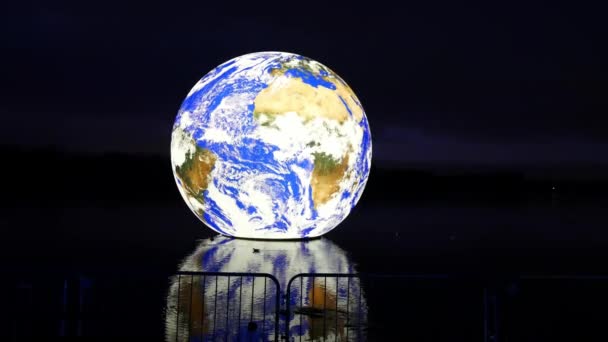 Luke Jarram Zwevende Aarde Verlicht Gloeiende Planeet Reflecteert Meer Water — Stockvideo