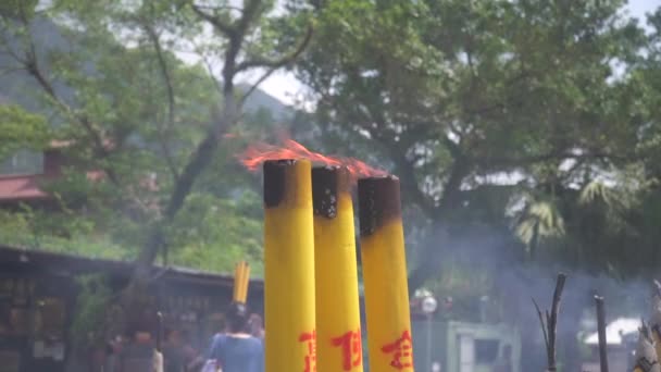 香港のランタウ島のポー リン修道院の検閲で黄色の線香を燃やす — ストック動画