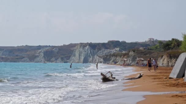 Turistas Divertindo Andando Praia Megas Lakkos Durante Verão Amplo Estático — Vídeo de Stock