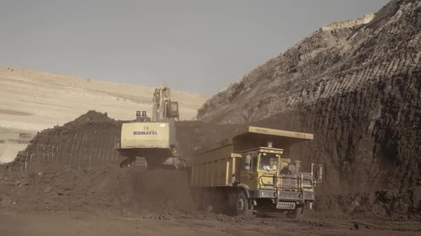 Large Excavator Loading Coal Dump Truck Thar Mining Project Pakistan — Stock Video