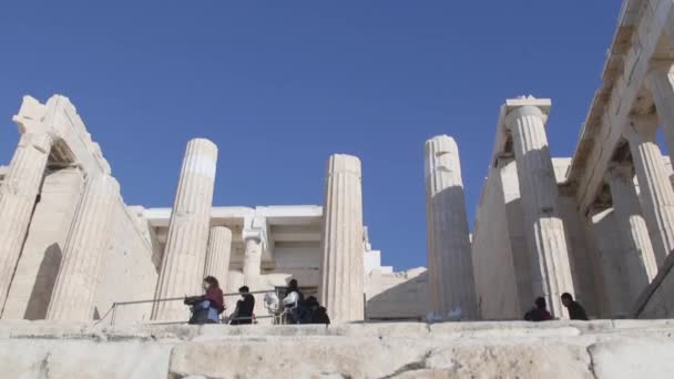 青空の日にパルテノン神殿の入り口 アクロポリスで アテネ ギリシャ — ストック動画