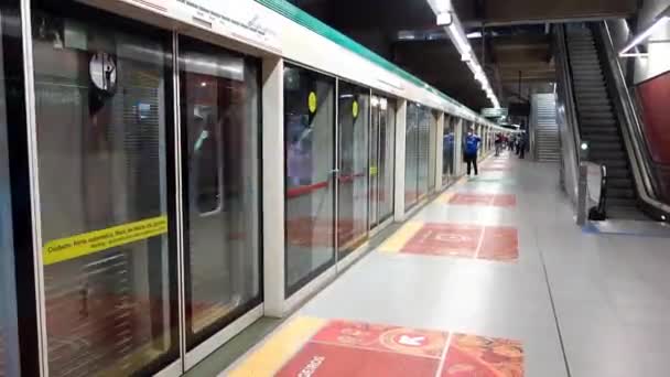 Gente Latina Con Máscaras Faciales Que Descienden Del Metro Transporte — Vídeo de stock