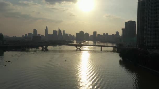 飞向经典风景 从无人驾驶飞机上拍摄西贡河 以便在日落时将大型商业集装箱船与现代城市天际线连接起来 — 图库视频影像