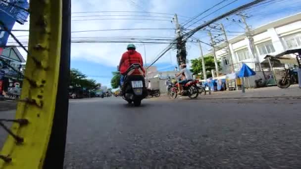Nízký Úhel Pov Záběr Motorce Kola Koni Vietnamském Městě — Stock video