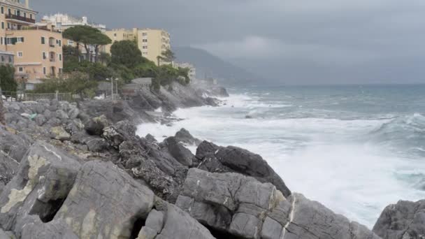 Ondas Ásperas Del Mar Mediterráneo Estrellándose Malecón Durante Día Génova — Vídeos de Stock