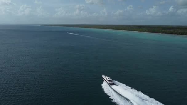 Speedboat Segeln Während Weiße Wache Auf Blauem Meer Und Romana — Stockvideo