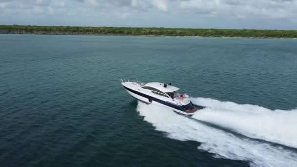 Menschen Bord Eines Luxus Motorbootes Das Auf Dem Tropischen Meer — Stockvideo