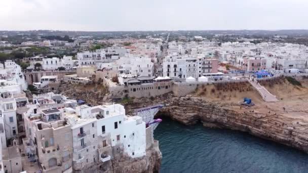 Cliff Dykning Plattform Apulien Staden Polignano Mare Vid Adriatiska Havet — Stockvideo