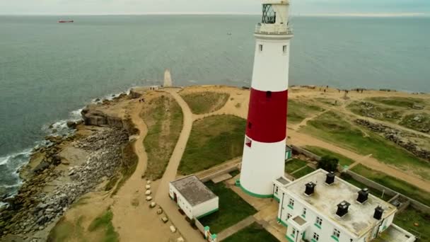 ランドマークポートランドビル灯台ランドマーク絵のように美しい英国の頑丈なジュラシック海岸の空中プルバックビュー — ストック動画