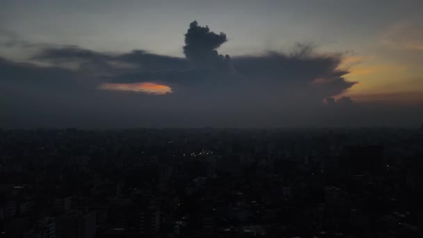 Luftaufnahme Rückwärts Von Wolken Über Dem Alten Dhaka Bei Sonnenuntergang — Stockvideo