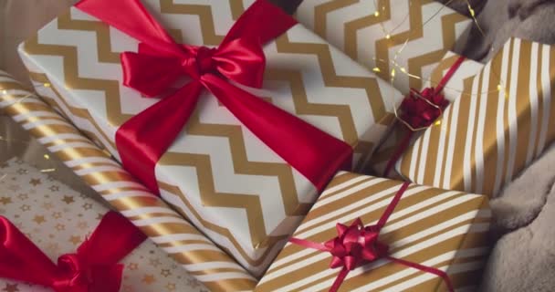 Élégamment Enveloppé Cadeau Noël Avec Des Arcs Rouges Haut Vers — Video