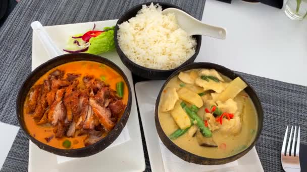Τραγανή Πάπια Κόκκινη Σάλτσα Κάρυ Ρύζι Και Πικάντικη Ταϊλανδέζικη Σούπα — Αρχείο Βίντεο