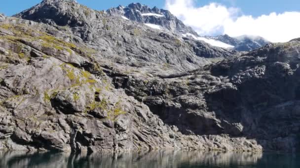 Inclinación Hacia Abajo Lago Natural Rodeado Montañas Rocosas Verano Gertrude — Vídeos de Stock