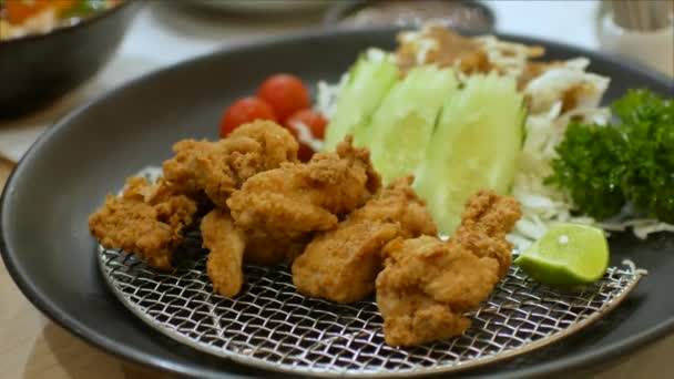 Pov Till Kycklingkaraage Japansk Mat Medan Använder Ätpinnen Plocka Upp — Stockvideo