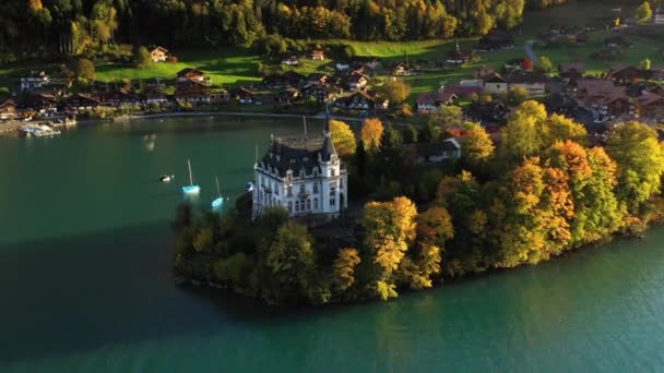 Captura Drones Descendente Cinematográfica Del Castillo Iseltwald Lago Brienz Suiza — Vídeo de stock