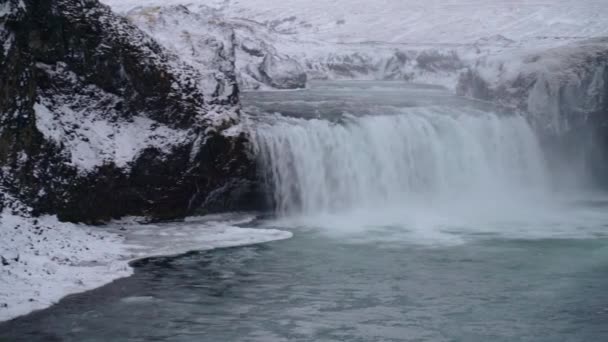 Panning Shot Godafoss Waterfall Chashing Frosty Cold Day Winter Islandia — Vídeos de Stock