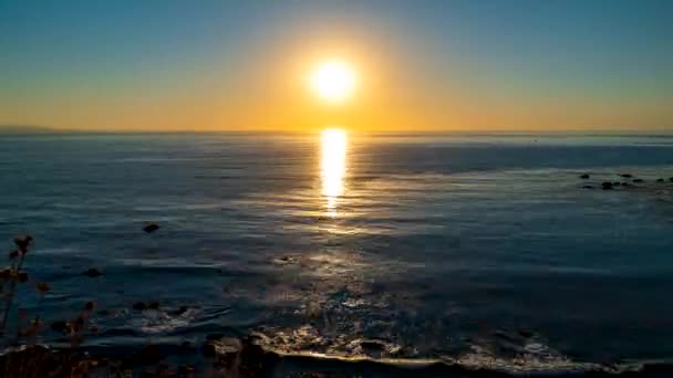 Die Sonne Geht Über Dem Pazifik Unter Während Die Welle — Stockvideo