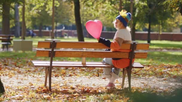 Ragazza Romantica Divertente Con Palloncino Cuore Seduto Sulla Panchina Nel — Video Stock
